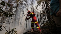 Slovenskí hasiči naďalej bojujú s požiarmi v Grécku. Situáciu komplikuje vietor