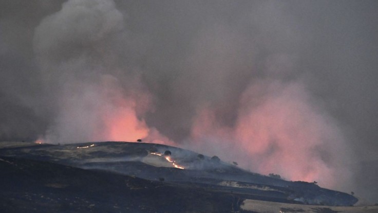 Ničivé požiare na juhu Talianska neutíchajú. O život prišli traja ľudia