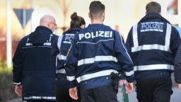 Nepoznáte ich? Rakúska polícia žiada slovenskú verejnosť o pomoc pri pátraní