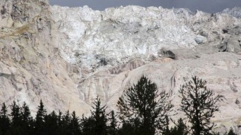 Vedci varujú pred zosuvom ľadovca na Mont Blancu, môže zavaliť taliansku obec