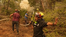 Oheň v Grécku dostali pod kontrolu, hasiči ostávajú v pohotovosti