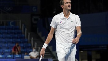 Federera trápi zranené koleno, najvyššie nasadený Medvedev postúpil