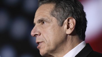 Guvernér New Yorku po odstúpení z funkcie nebude čeliť impeachmentu