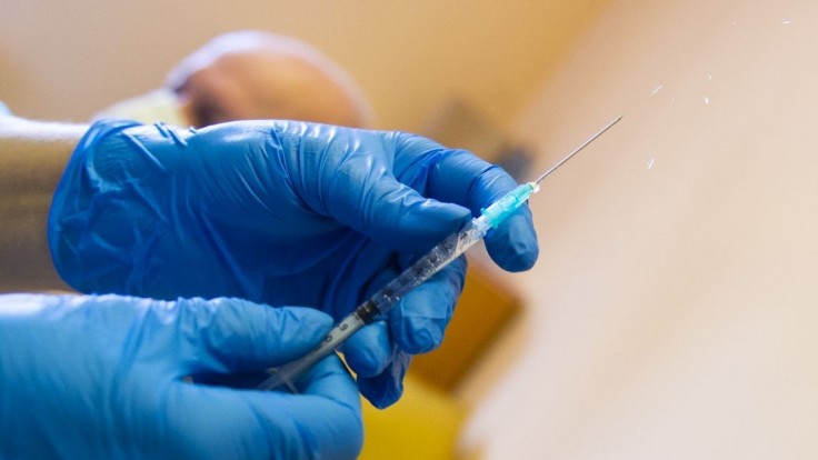 USA schválili tretiu dávku vakcíny pre ľudí s oslabenou imunitou