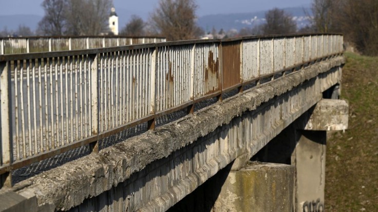 Most pri Trenčíne čaká rekonštrukcia, skomplikuje dopravu na ceste do Českej republiky