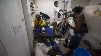 Tropická búrka na Haiti môže spôsobiť záplavy. Nemocnice sú preplnené, pacienti musia ležať na chodbách