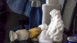 Pena na holenie vyčistí vašu domácnosť: Využijete ju na škvrny, šperky aj zrkadlá