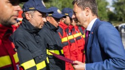 Čaputová a Heger poďakovali hasičom, ktorí v Grécku bojovali s ohňom. Vyznamenali ich medailami