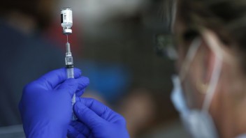 Milióny ľudí nemajú ani prvú dávku vakcíny. WHO kritizovala náhlenie sa za treťou