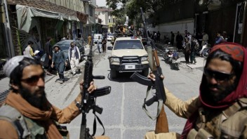 Taliban spustil paľbu do davu ľudí s afganskou vlajkou. Niekoľko ľudí prišlo o život