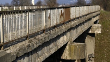 Viac ako tisíc mostov potrebuje okamžitú opravu, hrozí kolaps na viacerých cestách
