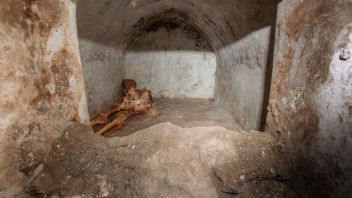 V Pompejach sa podaril zriedkavý objav, na mumifikovanej lebke vidieť vlasy aj ucho
