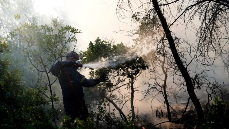 Lesný požiar západne od Atén je sčasti pod kontrolou, ale stále je nebezpečný