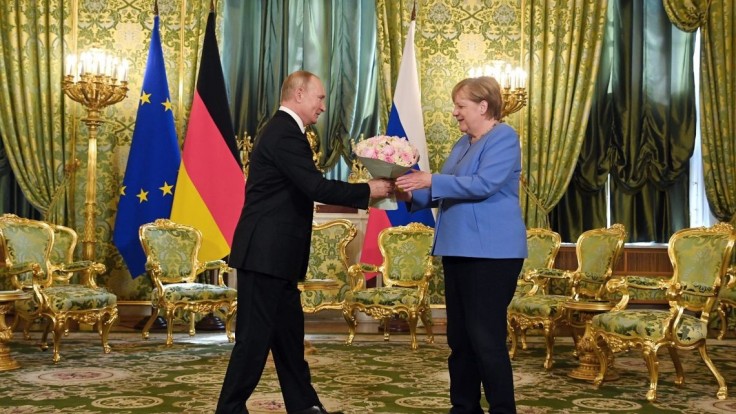 Merkelová opäť požiadala Putina o prepustenie Navaľného