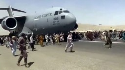 Letisko je nádejou, ako uniknúť pred Talibanom. V chaose však zahynulo už niekoľko ľudí