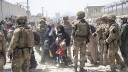 Na kábulskom letisku v Afganistane je chaos. Taliban z toho viní USA