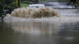 Východné pobrežie USA zasiahla tropická búrka Henri. Spôsobila záplavy a výpadky elektriny