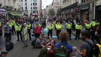 Klimatickí aktivisti protestujú v uliciach. Zablokovali centrum Londýna