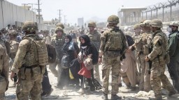 Briti nedokážu z Afganistanu evakuovať všetkých. Musia si vyberať a čas sa kráti