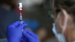 Tretiu dávku vakcíny by mali schváliť skôr než bude neskoro, vystríhal virológ Klempa