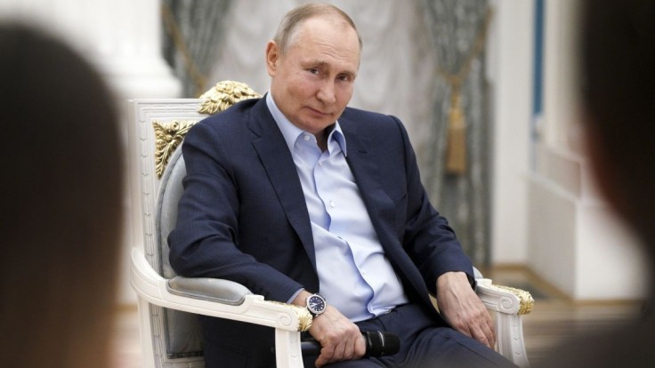 Putin krátko pred voľbami nariadil vyplatiť seniorom jednorazový príspevok