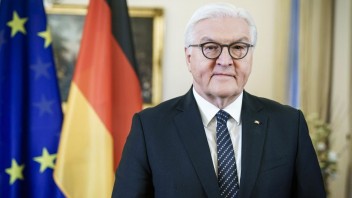 Cesta do minulosti. Nemecký prezident prišiel na návštevu Prahy netradičným spôsobom