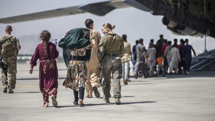 Na letisku v Kábule čaká na evakuáciu stále viac ako desaťtisíc ľudí
