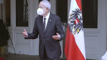 Rakúsky prezident vyzval v protiklade s Kurzom na prijatie ďalších Afgancov