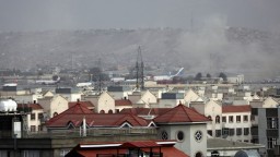 Po výbuchu v Kábule hlásia desiatky obetí. Paľbe čelilo aj jedno z lietadiel