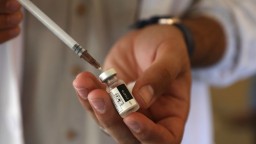 Britská moderátorka podľahla krvnej zrazenine, ktorú vyvolala vakcína