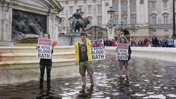 Environmentálni aktivisti protestovali vo finančnej štvrti Londýna. Polícia zadržala 16 ľudí