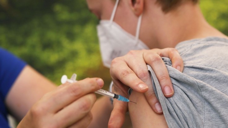 Prekonanie covidu vás môže pred deltou chrániť lepšie ako očkovanie, ukázala štúdia