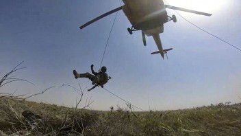 Pri hraniciach s Afganistanom sa odohrávajú manévre stoviek ruských vojakov