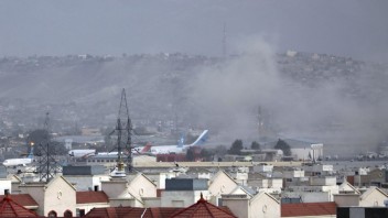 K raketovému útoku na letisko v Kábule sa prihlásil Islamský štát