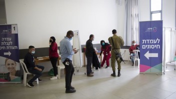 Ani vyše desaťtisíc nových nakazených neodradilo Izrael od otvárania škôl