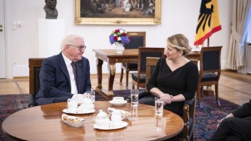 Nemecký prezident začína dvojdňovú návštevu Slovenska, prijme ho Čaputová