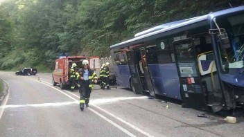 Autobus sa zrazil s troma autami, vodič zrejme dostal infarkt
