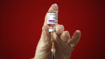 Vakcíny poskytujú ochranu aj rok po podaní, tvrdí profesorka z Oxfordu. Dokazujú to testy