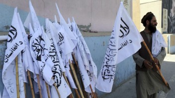 V deň 20. výročia útoku na dvojičky veje nad prezidentským palácom vlajka Talibanu