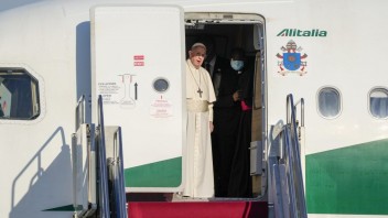 Pápeža na letisku privíta aj Patakyová či Mikloško. Symbolizujú spoločné hodnoty