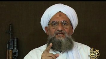 Považovali ho za mŕtveho. Šéf al-Káidy sa objavil na novej videonahrávke