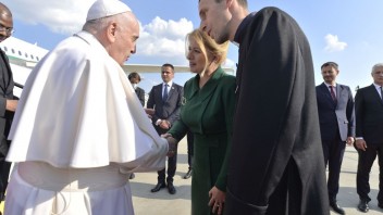 Pápež František je na Slovensku. Privítali ho Čaputová, Heger i nadšení veriaci