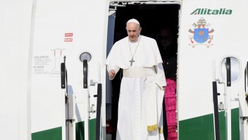FOTO Pápeža privítali deti v krojoch chlebom a soľou, dostal i kyticu bylín