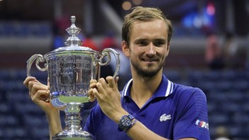 Medvedev slávi životný úspech. Porazil Djokoviča a získal prvý grandslamový titul