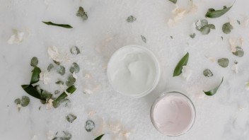 Vyskúšajte pleťové masky z bieleho jogurtu, hydratujú a zbavia akné i pigmentových škvŕn
