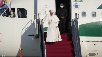 Pápež pricestoval na východ. V Prešove naňho čakali tisíce ľudí