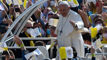 FOTO: Pápež František požehnal veriacich v Prešove z papamobilu