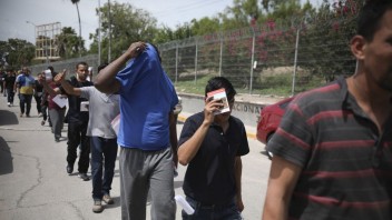 USA chce urýchliť deportácie migrantov, ktorí sa utáborili v Texase