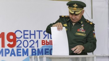 Ruské voľby sprevádzali nezrovnalosti. Hovoria aj o kybernetických útokoch zo zahraničia