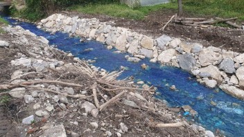 Časť potoka v Košeckom Podhradí sa sfrabila na modro, unikla doňho neznáma látka